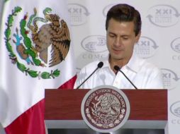 Enrique Peña Nieto entrega un reconocimiento a exportadores. TOMADA DE @SE_mx  /