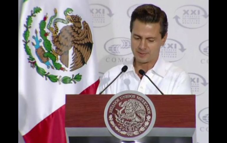 Enrique Peña Nieto entrega un reconocimiento a exportadores. TOMADA DE @SE_mx  /