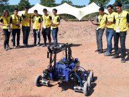 Un equipo de estudiantes observa cómo se desempeña su robot durante el European Rover Challenge 2014. AFP /