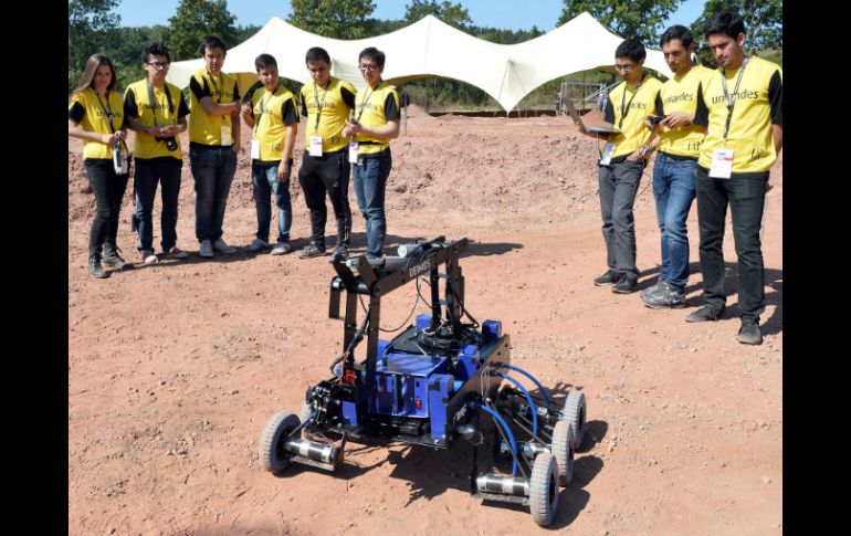 Un equipo de estudiantes observa cómo se desempeña su robot durante el European Rover Challenge 2014. AFP /