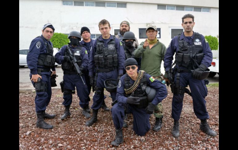 Del Toro con un grupo de actores que participan en la cinta, durante su estancia en Nezahualcóyotl. EFE /