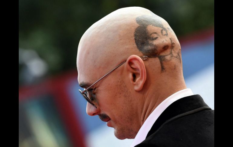 Vista de la parte posterior de la cabeza del actor, que muestra un tatuaje de los actores Montgomery Clift y Elizabeth Taylor. EFE /