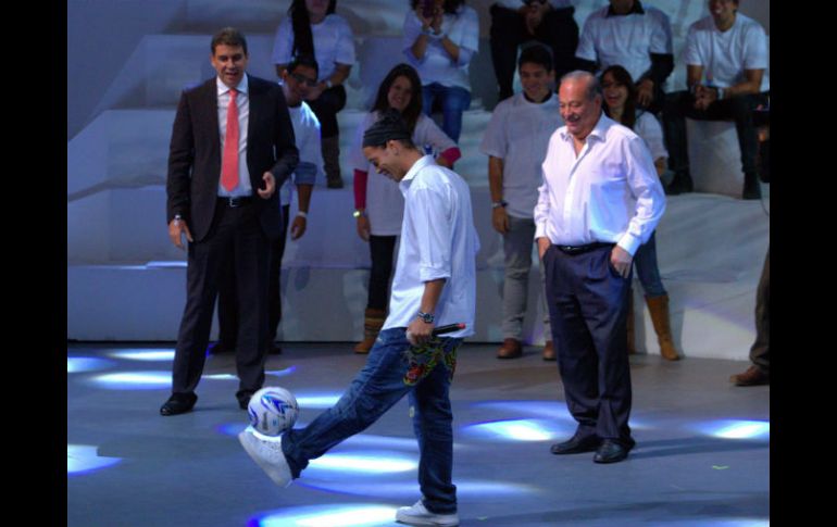 Ronaldinho durante su presentación en el foro México Siglo XXI. NTX /