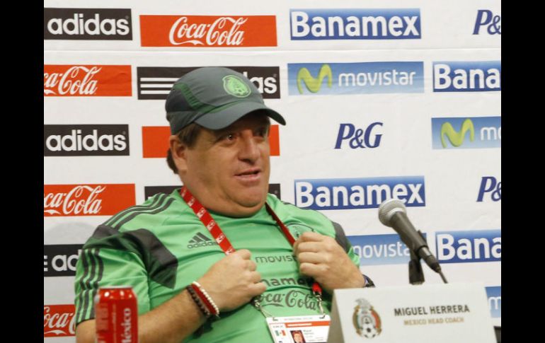 Miguel Herrera y su equipo darán prioridad a la Copa Oro, que da el pase a la Confederaciones. EFE /