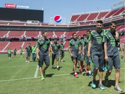 Miguel Layún, Marco Fabián, Oribe Peralta y Paúl Aguilar, entre otros, al salir del campo del Levis Stadium. MEXSPORT /