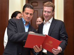 El Presidente de México habla en privado con Mark Zuckerberg, CEO y fundador de Facebook. AFP /