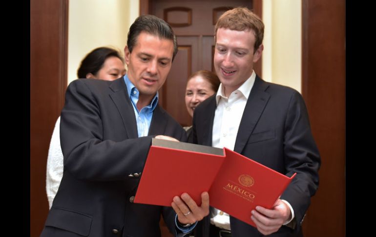 El Presidente de México habla en privado con Mark Zuckerberg, CEO y fundador de Facebook. AFP /