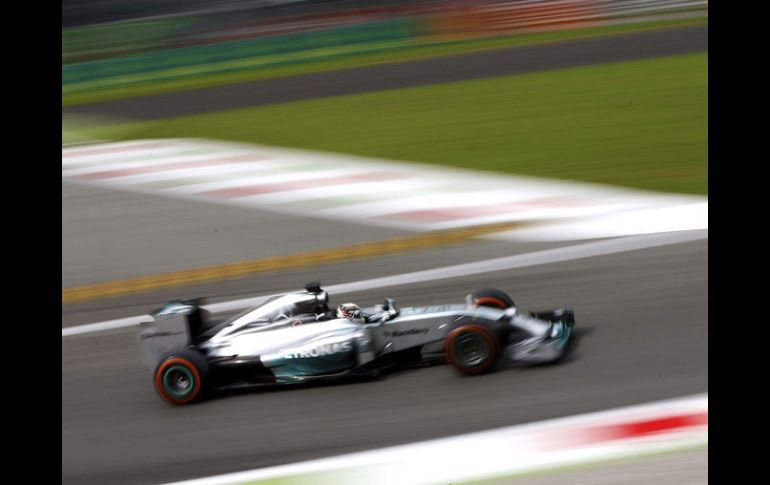 El británico Lewis Hamilton durante la sesión de entrenamiento en Italia. EFE /