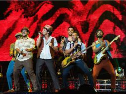 El estadounidense baila acompañado de la banda The Hooligans, quienes lo acompañan en el tour. Foto: @ArenaMtyOficial. ESPECIAL /