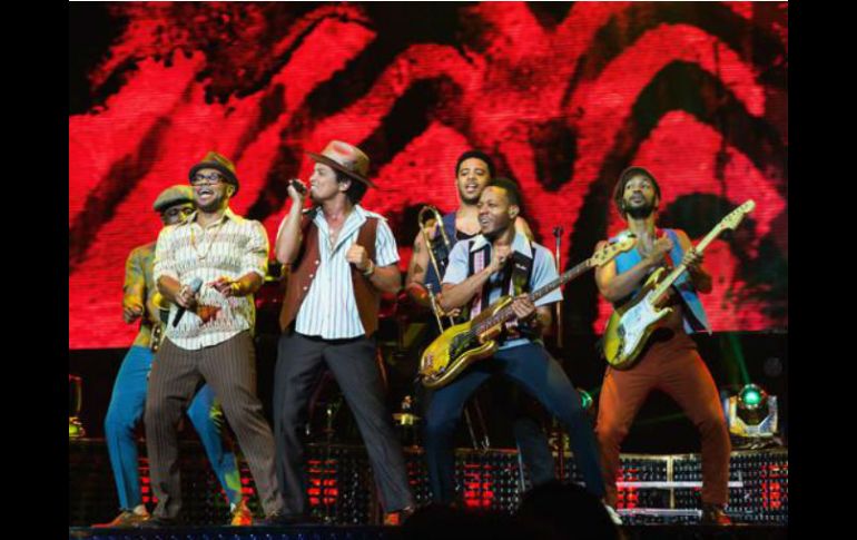 El estadounidense baila acompañado de la banda The Hooligans, quienes lo acompañan en el tour. Foto: @ArenaMtyOficial. ESPECIAL /