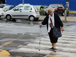 Para un mejor cuidado de pies, el geriatra sugiere el uso de calzado suave y de calcetines sin costuras rugosas. ARCHIVO /