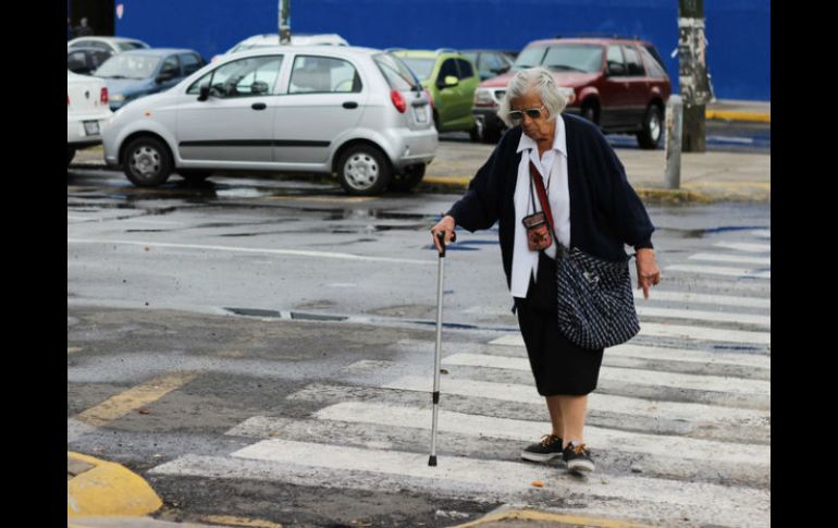 Para un mejor cuidado de pies, el geriatra sugiere el uso de calzado suave y de calcetines sin costuras rugosas. ARCHIVO /