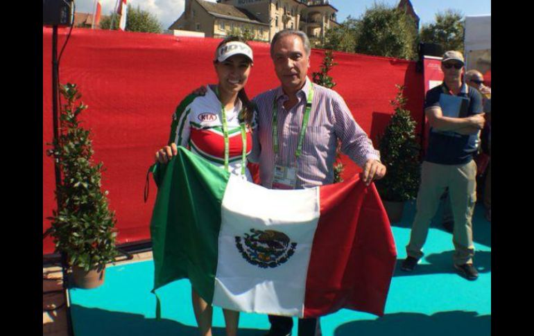 La jalisciense posa con el embajador mexicano en Suiza. ‏Foto: @jcastrovallek. ESPECIAL /