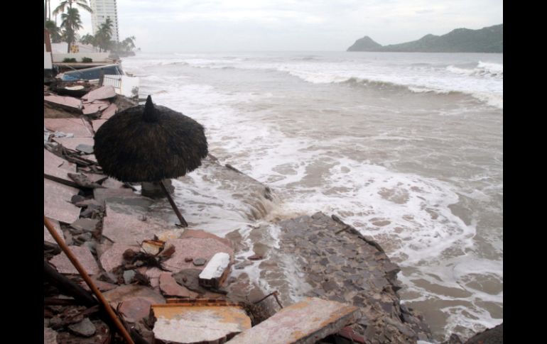 El fenómenot también afectó las costas de Mazatlán. EFE /