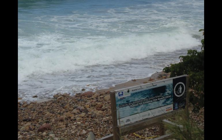 Hoy fueron reabiertas a las actividades acuáticas de las playas pese a que la altura de la ola continuaba alta. ESPECIAL /