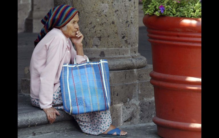 Aseguran que la parte familiar representa un gran apoyo para las personas de la tercera edad. ARCHIVO /