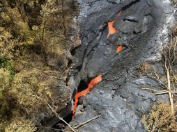 Funcionarios aseguran que el peligroso flujo de lava ha desacelerado su avance. EFE /