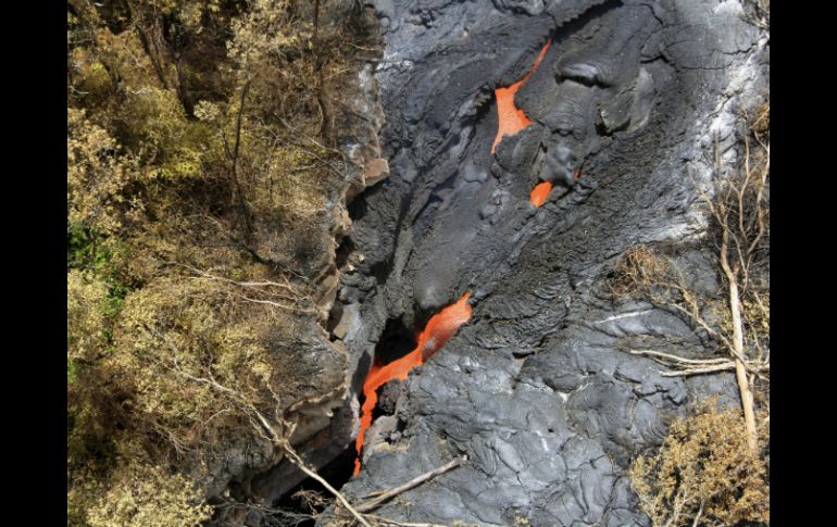 Funcionarios aseguran que el peligroso flujo de lava ha desacelerado su avance. EFE /