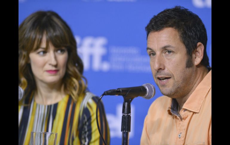 Rosmarie DeWitt (d) y Adam Sandler en la conferencia de prensa de ''Men, Women and Children' durante el Festival de Toronto. EFE /