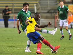 Ronaldo Raldes (i) de Bolivia en acción ante Renato Ibarra (d) de Ecuador durante un partido amistoso disputado hoy. EFE /