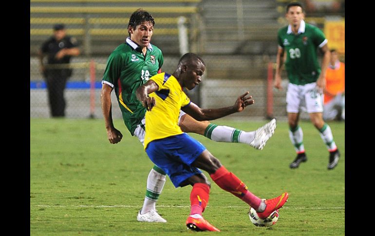 Ronaldo Raldes (i) de Bolivia en acción ante Renato Ibarra (d) de Ecuador durante un partido amistoso disputado hoy. EFE /