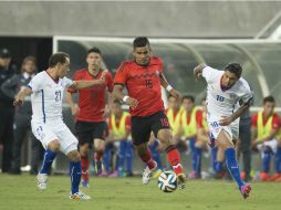 Rodrigo Millar disputa el balón con Miguel Ponce. MEXSPORT /