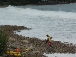 La playa Palmares quedó prácticamente inutilizada por la cantidad de piedras que arrojó el mar.  /