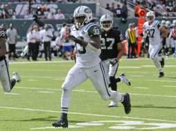 Chris Ivory esquivó varios intentos para taclearlo en su carrera y acabó con un touchdown de 71 yardas. AP /