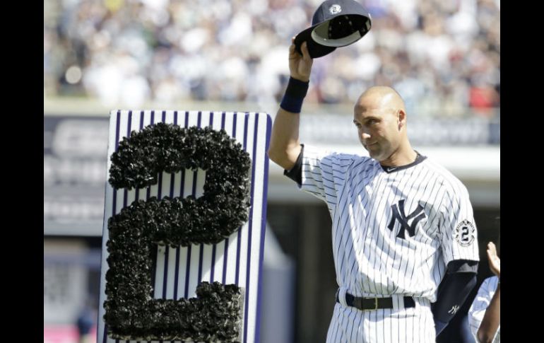 En un mensaje de casi tres minutos, Jeter dio gracias una docena de veces al dirigirse a los aficionados. EFE /