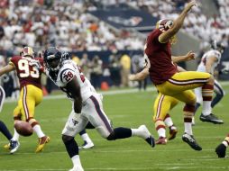 El novato Alfred Blue bloqueó un despeje y lo devolvió para un touchdown. AP /