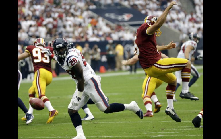 El novato Alfred Blue bloqueó un despeje y lo devolvió para un touchdown. AP /