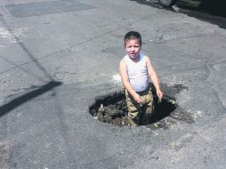 'EN ESTE BACHE HASTA NIÑOS SALEN'. Así describe José Alejandro Cooper Valdez, su foto de un bache en Zapopan. J. COOPER  /