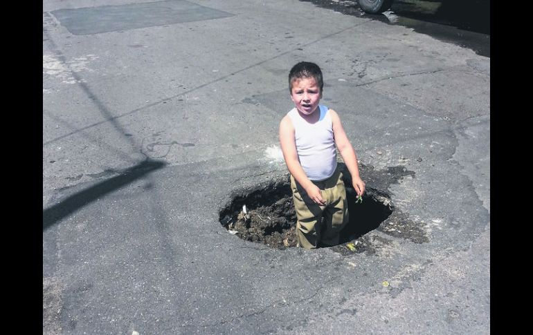 'EN ESTE BACHE HASTA NIÑOS SALEN'. Así describe José Alejandro Cooper Valdez, su foto de un bache en Zapopan. J. COOPER  /