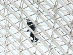 Obra en proceso. Un trabajador labora en la colocación de la estructura de una de las cúpulas del Santuario de los Mártires,  /