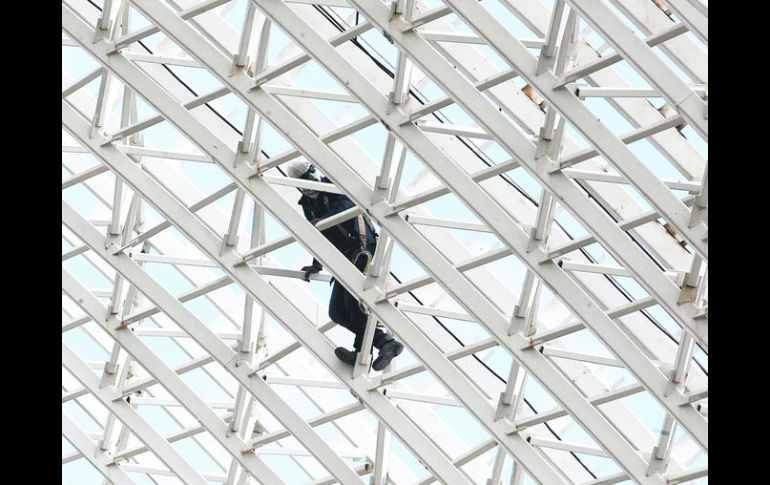 Obra en proceso. Un trabajador labora en la colocación de la estructura de una de las cúpulas del Santuario de los Mártires,  /