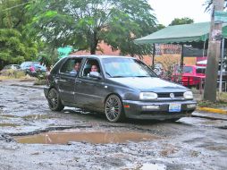 CONSECUENCIAS. Los baches dañan las suspensiones de los autos; las averías pueden ser pagadas por los ayuntamientos.  /