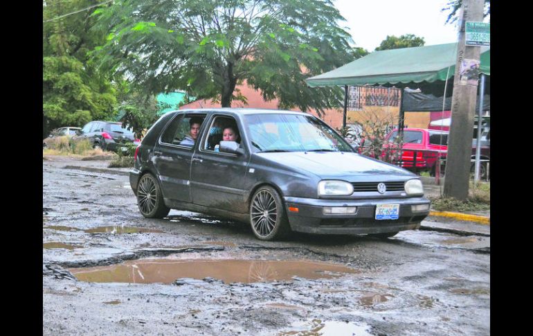 CONSECUENCIAS. Los baches dañan las suspensiones de los autos; las averías pueden ser pagadas por los ayuntamientos.  /