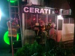 Personal de Bomberos acudió al lugar para atender la emergencia. Foto: @GastronautaDF. ESPECIAL /