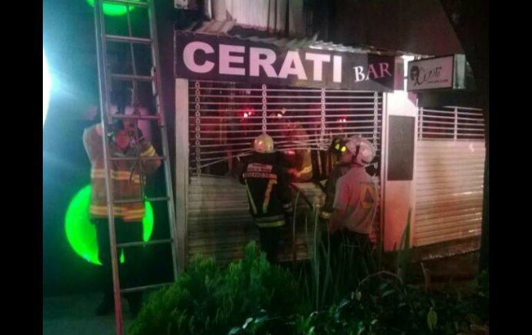 Personal de Bomberos acudió al lugar para atender la emergencia. Foto: @GastronautaDF. ESPECIAL /