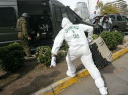 En el lugar de la explosión trabajan decenas de bomberos y agentes antibombas con trajes de seguridad. EFE M. Ruiz.  /