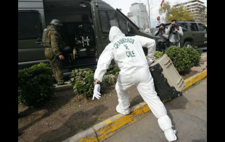 En el lugar de la explosión trabajan decenas de bomberos y agentes antibombas con trajes de seguridad. EFE M. Ruiz.  /