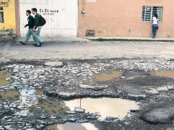 La calle Tamiahua, en Tlaquepaque luce intransitable ante la cantidad de baches que tiene. EL INFORMADOR  M. Vargas  /