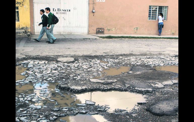 La calle Tamiahua, en Tlaquepaque luce intransitable ante la cantidad de baches que tiene. EL INFORMADOR  M. Vargas  /