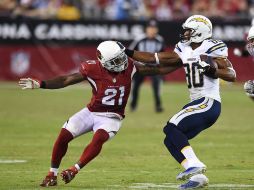 Malcom Floyd (#80) de los Cargadores de San Diego defiende la pelota durante el partido ante Arizona. AFP /