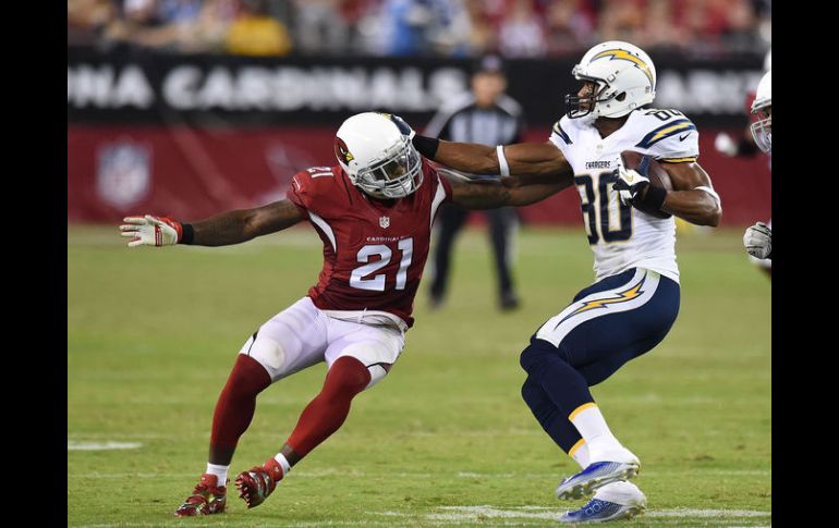 Malcom Floyd (#80) de los Cargadores de San Diego defiende la pelota durante el partido ante Arizona. AFP /