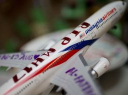 Un avión miniatura con el mensaje 'RIP MH17' es mostrado en un memorial en el aeropuerto de Amsterdam. AP Peter Dejong  /