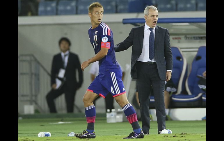 El técnico mexicano prueba variantes rumbo a la Copa Asiática AP E. Hoshiko  /