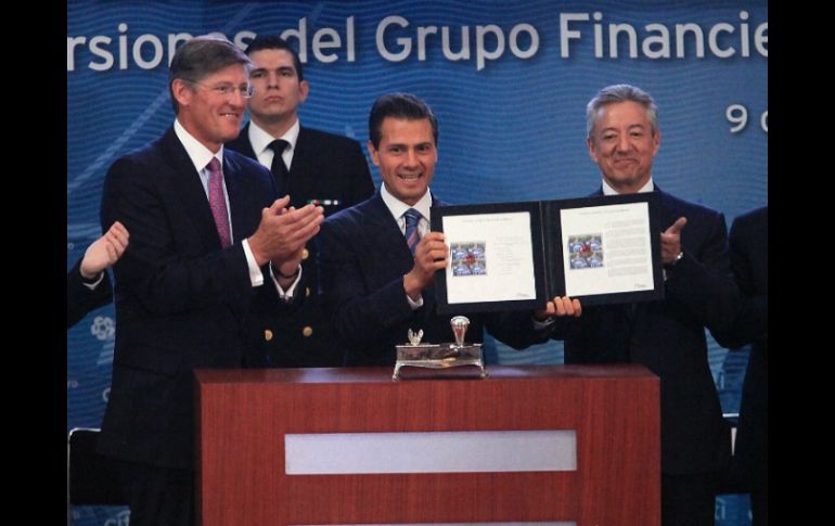 Peña Nieto firma el programa de inversiones de Banamex. EL UNIVERSALL. GODÍNEZ  /