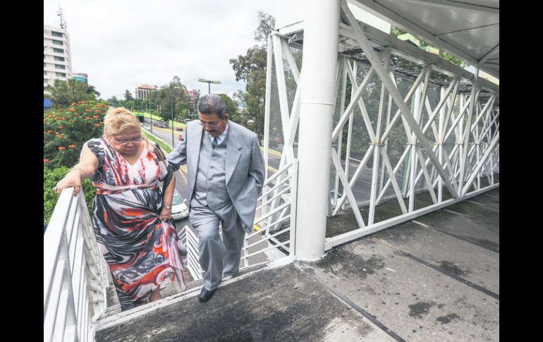 Varios puentes peatonales en la ciudad no cumplen con su función de facilitar el cruce a los peatones. EL INFORMADOR A. García  /