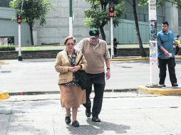 MARICHUY Y JAVIER. Esta pareja ha enfrentado de todo para cruzar López Mateos a la altura de Plaza del Sol. EL INFORMADOR A. García  /